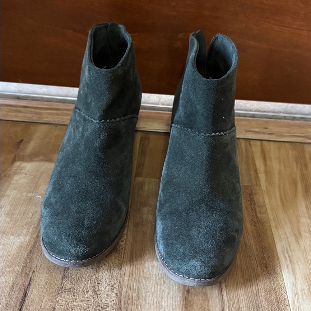 Toms boots size 7.